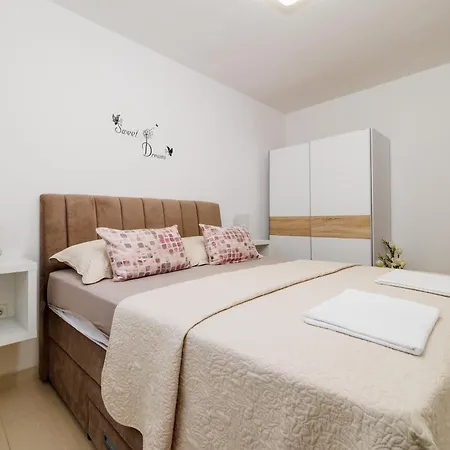 Apartment Buneta *